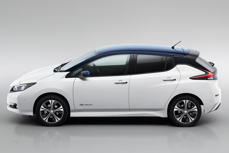 ボディカラーは単色8種類のほか、写真の「ブリリアントホワイトパール/オーロラフレアブルーパール」（7万2000円高）などルーフなどを塗り分けた2トーンカラー6種類を用意