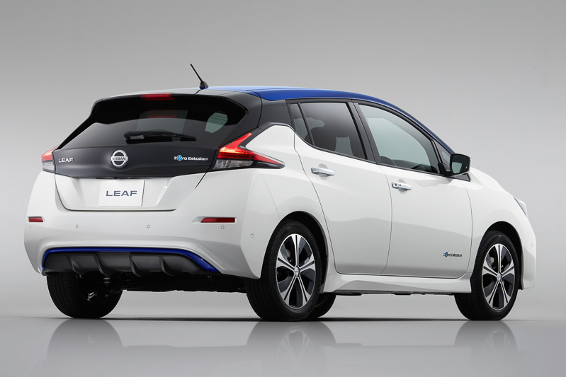 ボディカラーは単色8種類のほか、写真の「ブリリアントホワイトパール/オーロラフレアブルーパール」（7万2000円高）などルーフなどを塗り分けた2トーンカラー6種類を用意