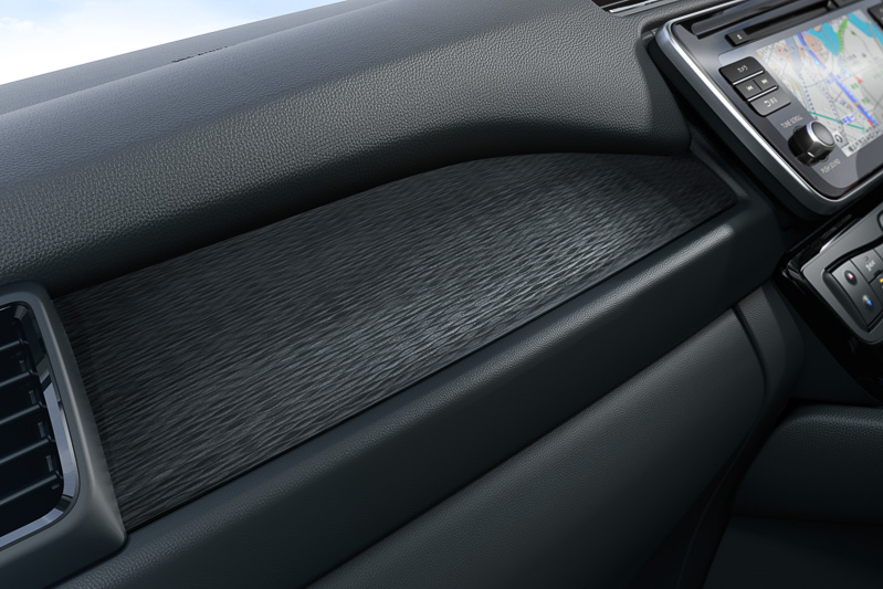 緻密な造型で上質感を表現する助手席前方の加飾パネル