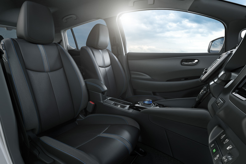 内装色はブラックとエアリーグレーの2色。シートやドアトリムなどにブルーステッチが施される