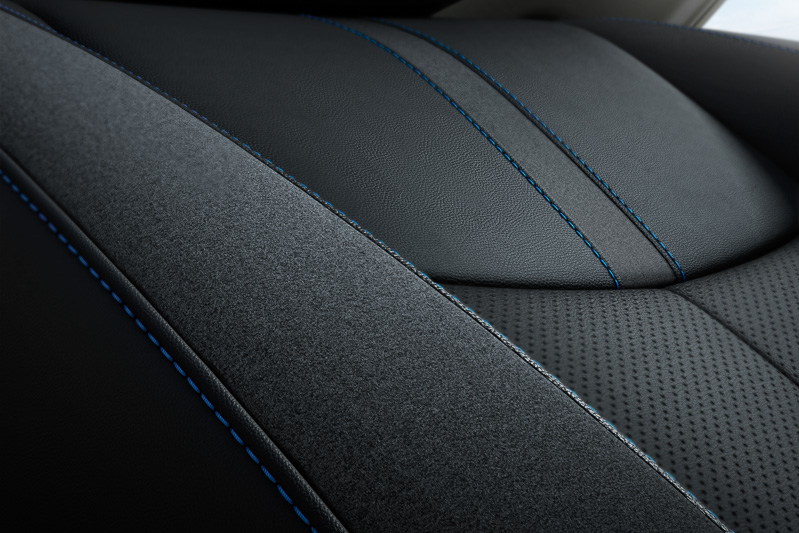 内装色はブラックとエアリーグレーの2色。シートやドアトリムなどにブルーステッチが施される