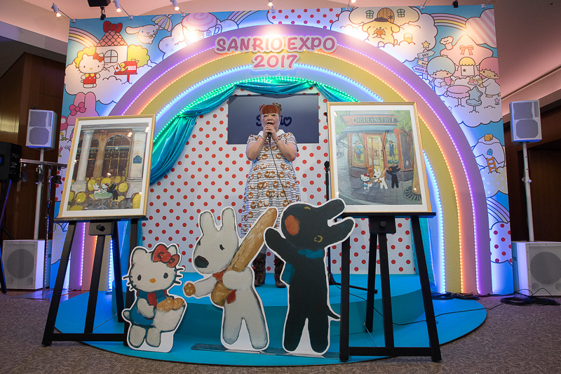 「ハローキティ」とフランス発の人気キャラクター「リサとガスパール」のコラボも発表。ステージにはハローキティ・デザイナーの山口裕子氏が登場