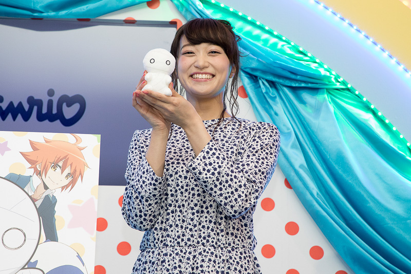 サンリオが商品化を担当するTVアニメ「ミイラの飼い方」から声優の茜屋日海夏（あかねやひみか）さんとTBSから那須田淳プロデューサーが登場。記念撮影にはMCを担当したTBSアナウンサーの宇内梨紗さんも入った