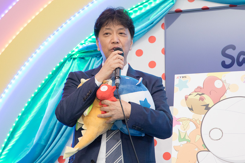 サンリオが商品化を担当するTVアニメ「ミイラの飼い方」から声優の茜屋日海夏（あかねやひみか）さんとTBSから那須田淳プロデューサーが登場。記念撮影にはMCを担当したTBSアナウンサーの宇内梨紗さんも入った