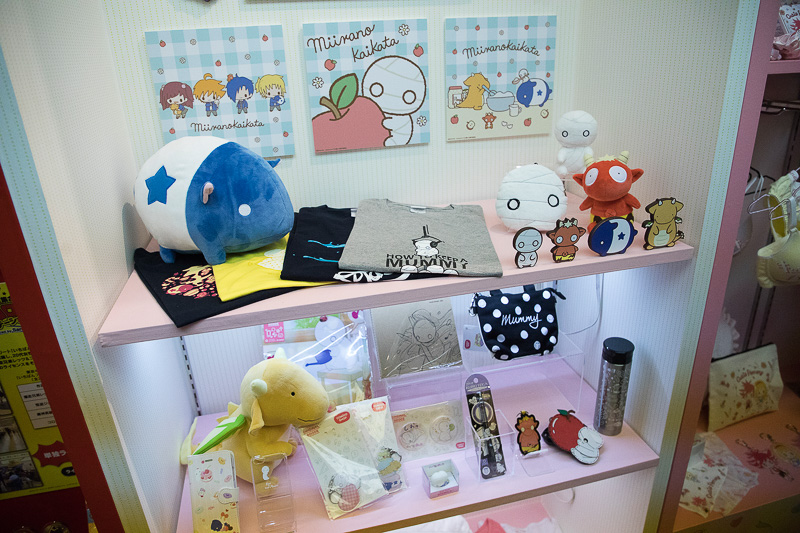 サンリオが商品化を担当するTVアニメ「ミイラの飼い方」から声優の茜屋日海夏（あかねやひみか）さんとTBSから那須田淳プロデューサーが登場。記念撮影にはMCを担当したTBSアナウンサーの宇内梨紗さんも入った