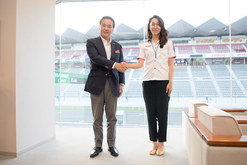 富士スピードウェイ株式会社 代表取締役社長の原口英二郎氏（左）とSTO（スーパー耐久機構）の桑山晴美事務局長が、「富士SUPER TEC 24時間レース」について会見を開催