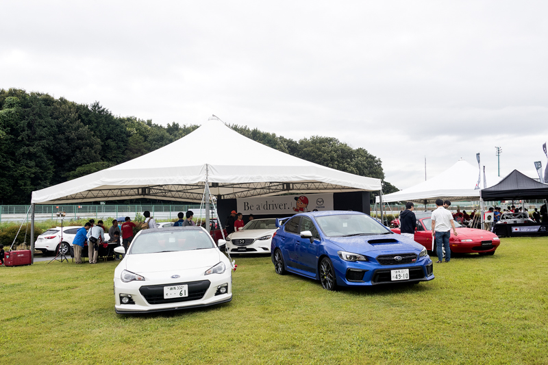 マツダだけでなく各社のクルマを展示
