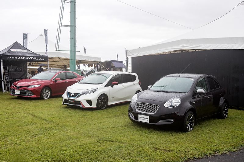 マツダだけでなく各社のクルマを展示