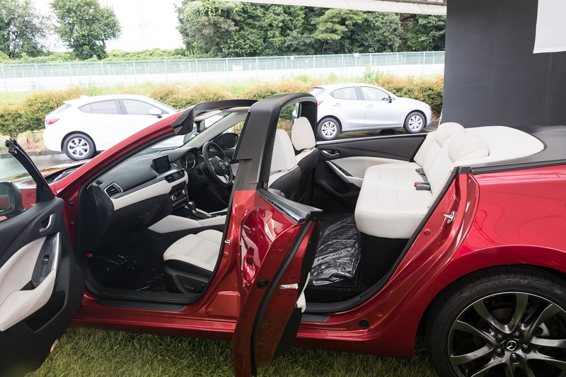 パレード用のアテンザのオープンカーも展示。販売価格は驚きの5000万円！