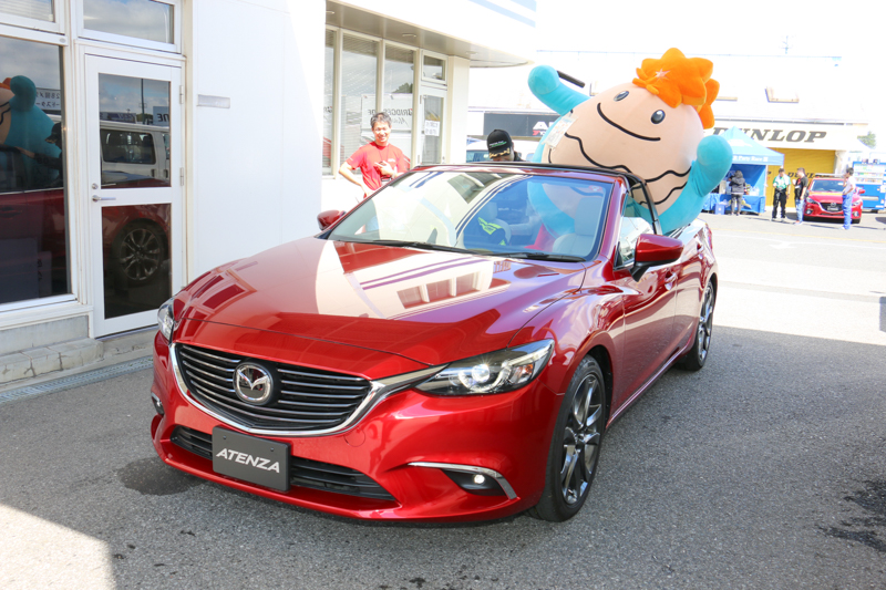 パレードランにはアテンザのオープンカーも登場。リアシートに乗っているのは、広島のマスコットキャラクターであるブンカッキー