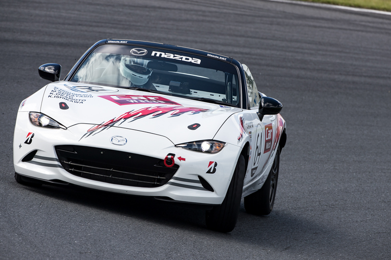 予選で本気走行中のCar Watchロードスター