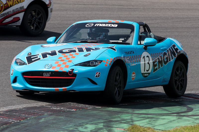 予選2位の「ENGINE ROADSTER」