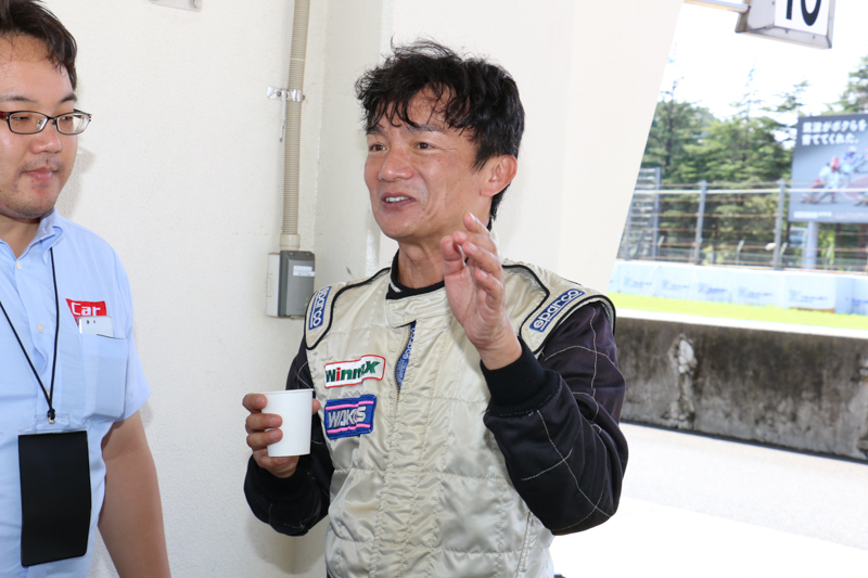 予選について語る岡本幸一郎氏。左は今回のチーム監督である営業・岩田