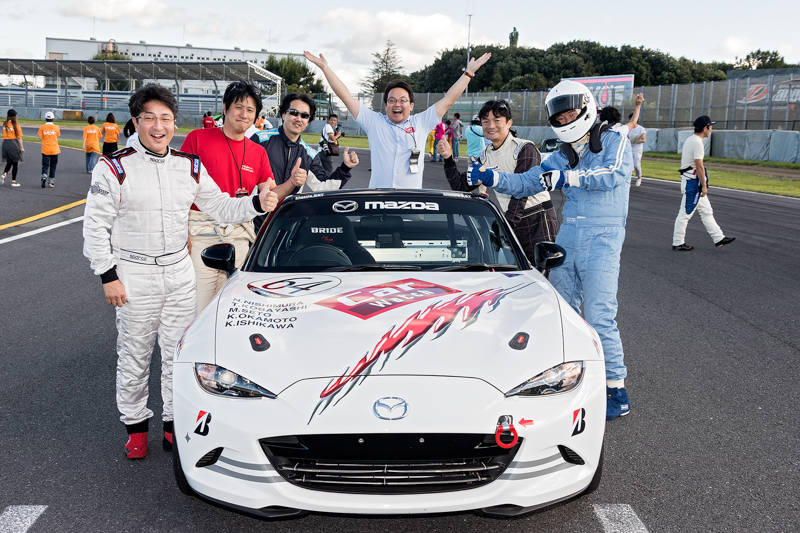 スターティンググリッドで記念撮影