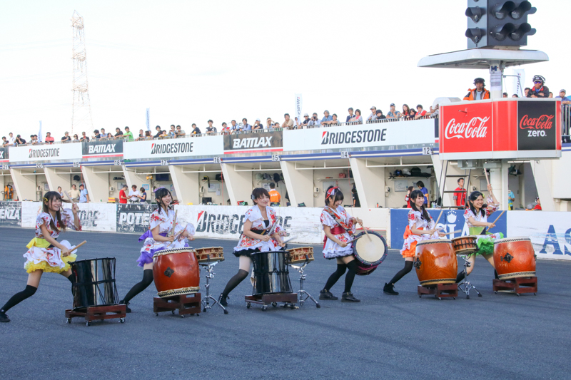 先頭グリッドの前では「東京おとめ太鼓withSAYA」の太鼓パフォーマンス。スタート気分を盛り上げた