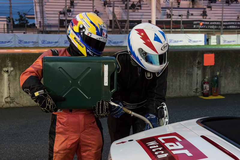 このタイミングで同時に給油を行なう