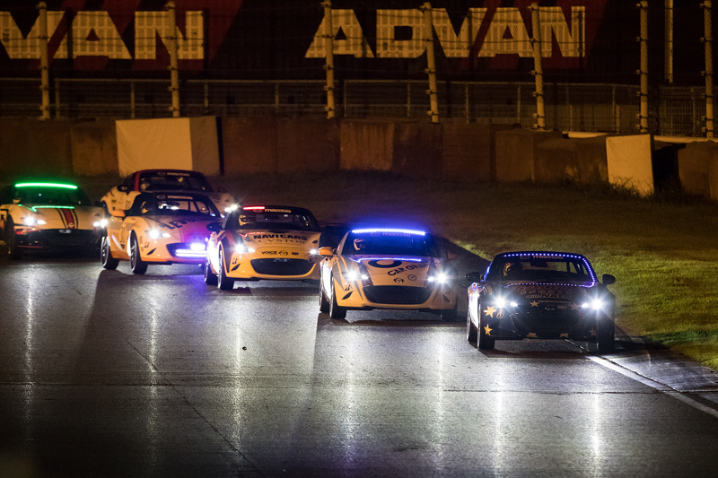 各車、夜でも自分たちのマシンが分かりやすいようLEDによる電飾を施している