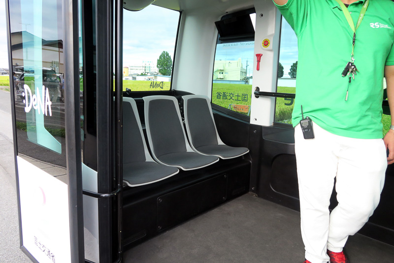 車内には3人掛けのイスが向かい合って並んでいる