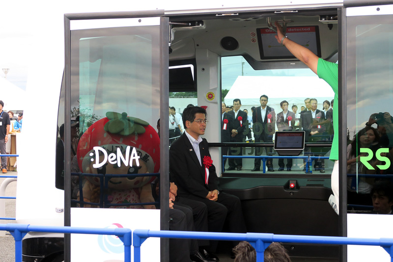 試乗会では、石井大臣なども乗り込んで自動運転車両を確認していた