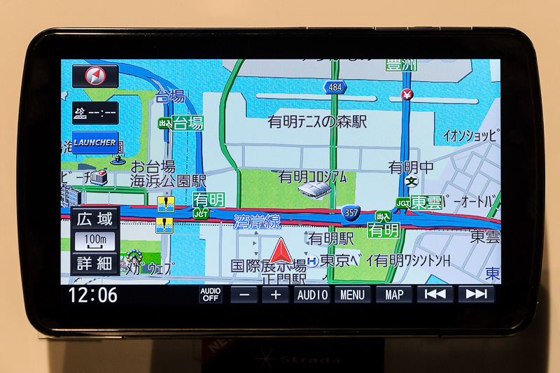 CN-F1XD地図画面。液晶上面のハードキーが分かりづらいという声に応えて最下部にもメニューバーを用意