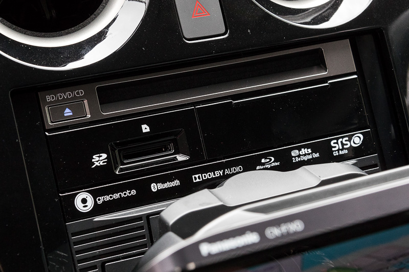 本体面。新たにSDXCに対応している