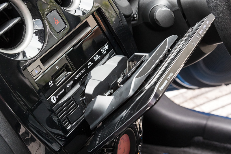 ディスプレイ部はかなりスリム