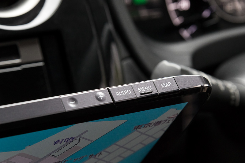 ディスプレイ上面のハードキー。ノッチが分かりやすくなった