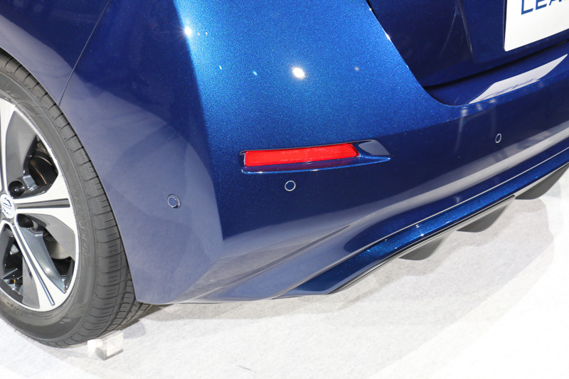 3ステップの操作で駐車を自動制御する「プロパイロット パーキング」は、4つの高解像度カメラ、12個の超音波センサーの情報を使って車両周辺の状況をチェックする。最上級グレードのGはプロパイロット パーキングとプロパイロットの両方が標準装備されるが、Xでオプション装着する場合はどちらか1つを選ぶことになる