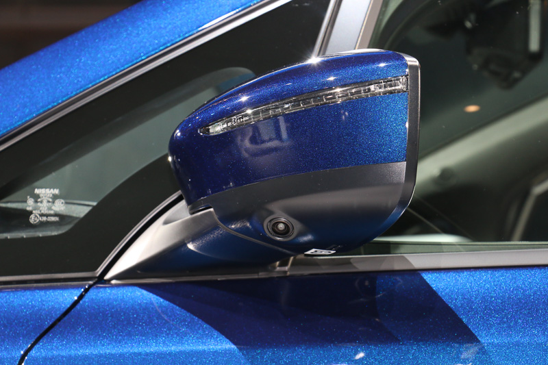 3ステップの操作で駐車を自動制御する「プロパイロット パーキング」は、4つの高解像度カメラ、12個の超音波センサーの情報を使って車両周辺の状況をチェックする。最上級グレードのGはプロパイロット パーキングとプロパイロットの両方が標準装備されるが、Xでオプション装着する場合はどちらか1つを選ぶことになる