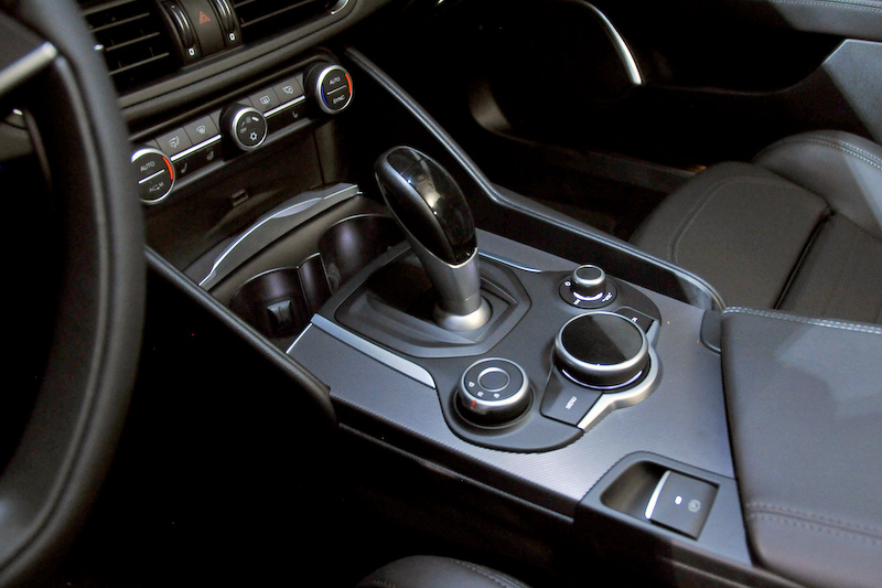 ラインアップ中、唯一の左ハンドルとなる「ジュリア ヴェローチェ」は、最高出力206kW（280PS）/5250rpm、最大トルク400Nm（40.8kgm）/2250rpmを発生する直列4気筒2.0リッター直噴ターボエンジンを搭載。ボディカラーはアルファ ホワイト