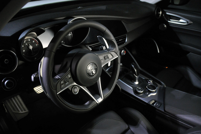 ラインアップ中、唯一の左ハンドルとなる「ジュリア ヴェローチェ」は、最高出力206kW（280PS）/5250rpm、最大トルク400Nm（40.8kgm）/2250rpmを発生する直列4気筒2.0リッター直噴ターボエンジンを搭載。ボディカラーはアルファ ホワイト