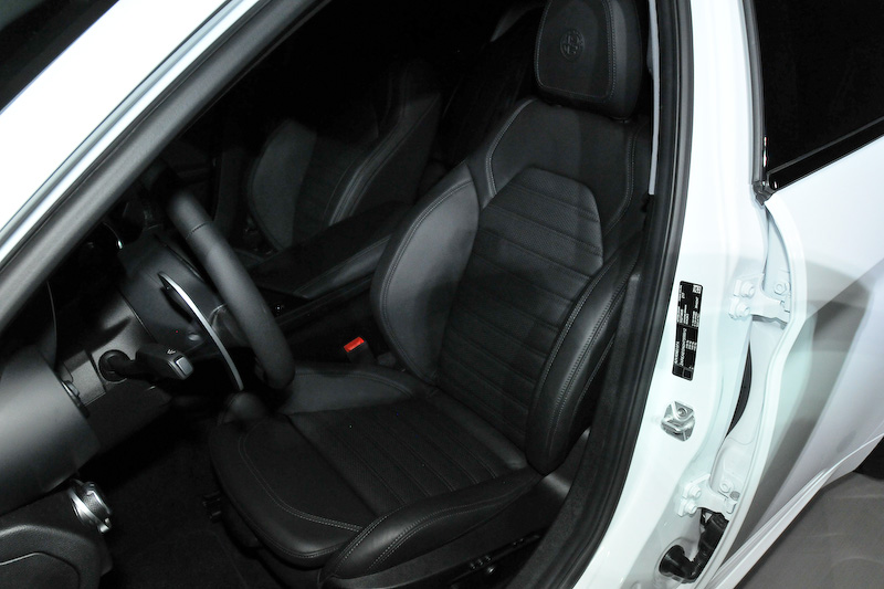 ラインアップ中、唯一の左ハンドルとなる「ジュリア ヴェローチェ」は、最高出力206kW（280PS）/5250rpm、最大トルク400Nm（40.8kgm）/2250rpmを発生する直列4気筒2.0リッター直噴ターボエンジンを搭載。ボディカラーはアルファ ホワイト