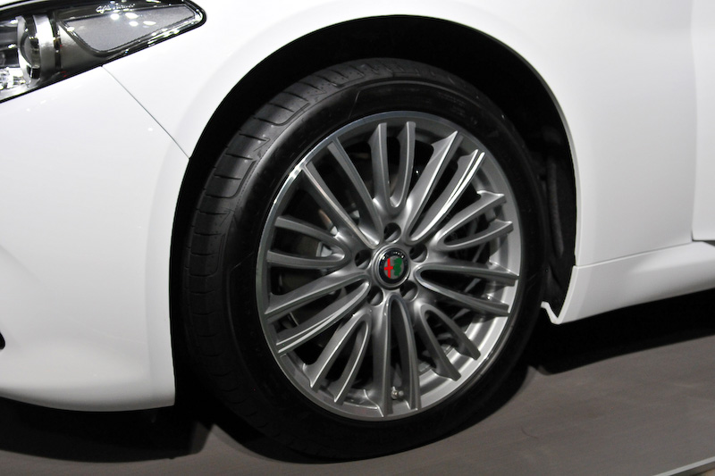 ラインアップ中、唯一の左ハンドルとなる「ジュリア ヴェローチェ」は、最高出力206kW（280PS）/5250rpm、最大トルク400Nm（40.8kgm）/2250rpmを発生する直列4気筒2.0リッター直噴ターボエンジンを搭載。ボディカラーはアルファ ホワイト