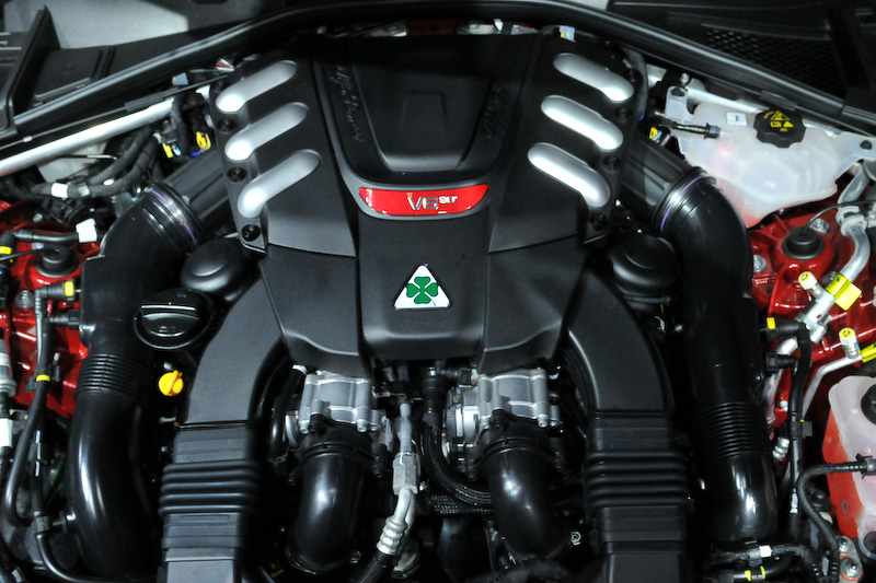 ジュリア クアドリフォリオは最高出力375kW（510PS）/6500rpm、最大トルク600Nm（61.2kgm）/2550rpmを発生するV型6気筒2.9リッター直噴ツインターボエンジンを搭載