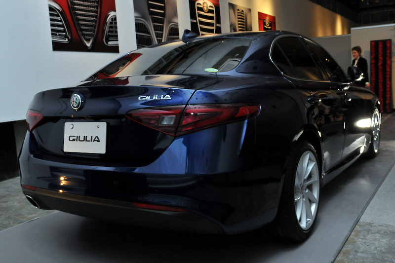 「ジュリア スーパー」が搭載する直列4気筒2.0リッター直噴ターボエンジンは最高出力147kW（200PS）/5000rpm、最大トルク330Nm（33.7kgm)/1750rpm。ボディカラーはモンテカルロ ブルー
