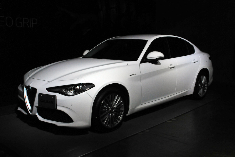 ラインアップ中、唯一の左ハンドルとなる「ジュリア ヴェローチェ」は、最高出力206kW（280PS）/5250rpm、最大トルク400Nm（40.8kgm）/2250rpmを発生する直列4気筒2.0リッター直噴ターボエンジンを搭載。ボディカラーはアルファ ホワイト