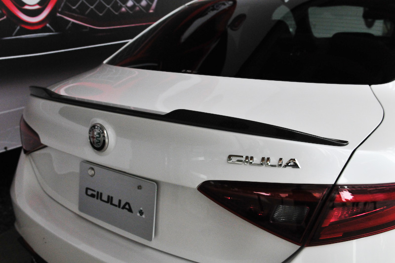 「ジュリア クアドリフォリオ」のボディサイズは4635×1865×1435mm（全長×全幅×全高）、ホイールベースは2820mm。ボディカラーはトロフェオ ホワイト