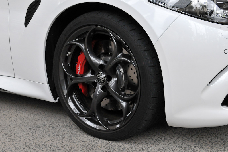 「ジュリア クアドリフォリオ」のボディサイズは4635×1865×1435mm（全長×全幅×全高）、ホイールベースは2820mm。ボディカラーはトロフェオ ホワイト