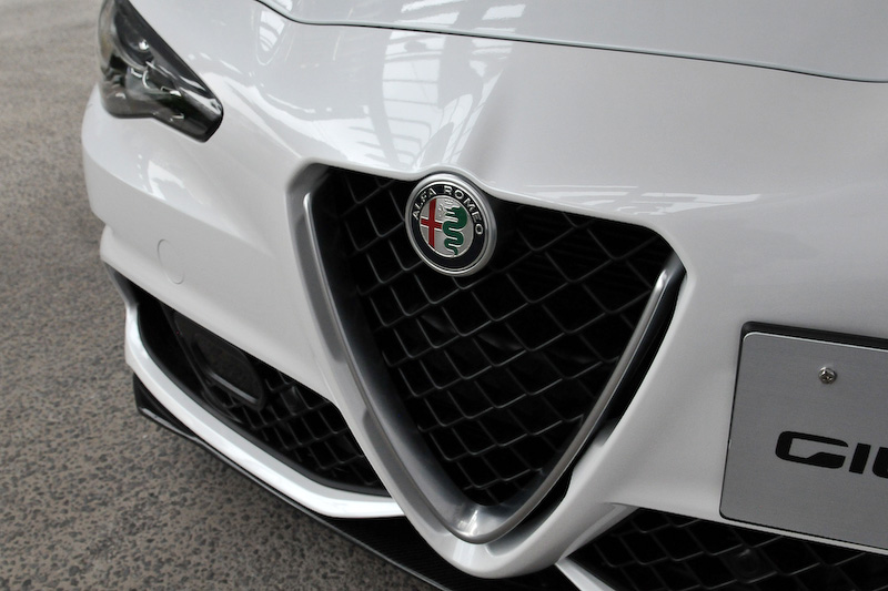 「ジュリア クアドリフォリオ」のボディサイズは4635×1865×1435mm（全長×全幅×全高）、ホイールベースは2820mm。ボディカラーはトロフェオ ホワイト