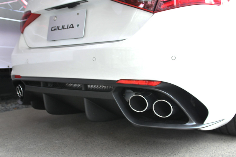 「ジュリア クアドリフォリオ」のボディサイズは4635×1865×1435mm（全長×全幅×全高）、ホイールベースは2820mm。ボディカラーはトロフェオ ホワイト