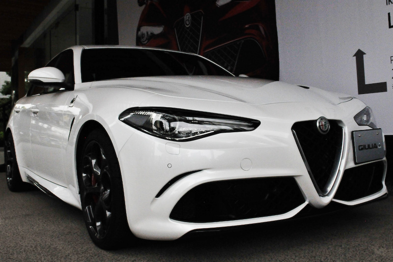 「ジュリア クアドリフォリオ」のボディサイズは4635×1865×1435mm（全長×全幅×全高）、ホイールベースは2820mm。ボディカラーはトロフェオ ホワイト