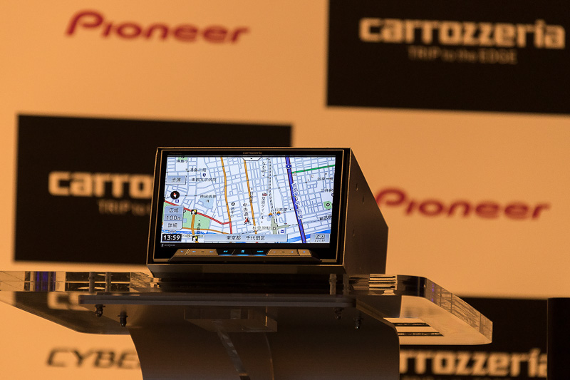 ステージにはラージサイズメインユニットAVIC-CL901が置かれていた