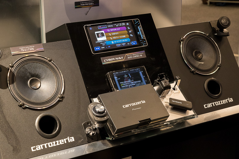 マルチドライブアシストユニットがセットになったAVIC-CW901-M。モニターは7V型でワイド2DIN（200mm幅）対応モデル