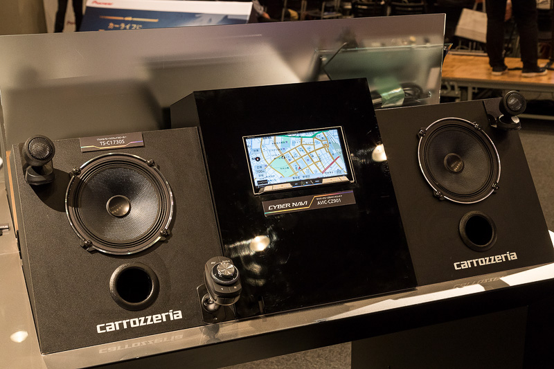 一般的な2DINサイズのAVIC-CZ901。モニターは7V型