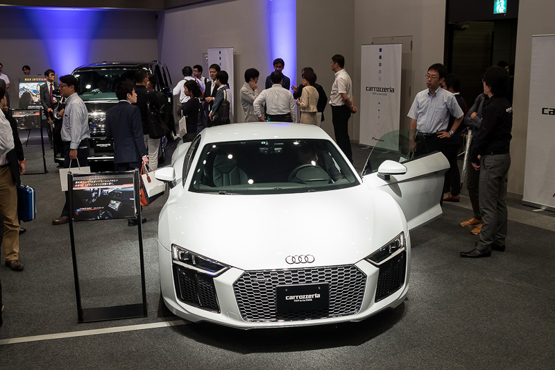 会場には多くのデモカーが展示されていた。こちらはアウディR8