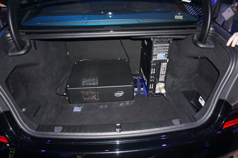 クルマのトランクに搭載されてデモが行なわれた第2世代のIntel 5G Mobile Trial Platform（2月にスペインで開催されたMWCで撮影）