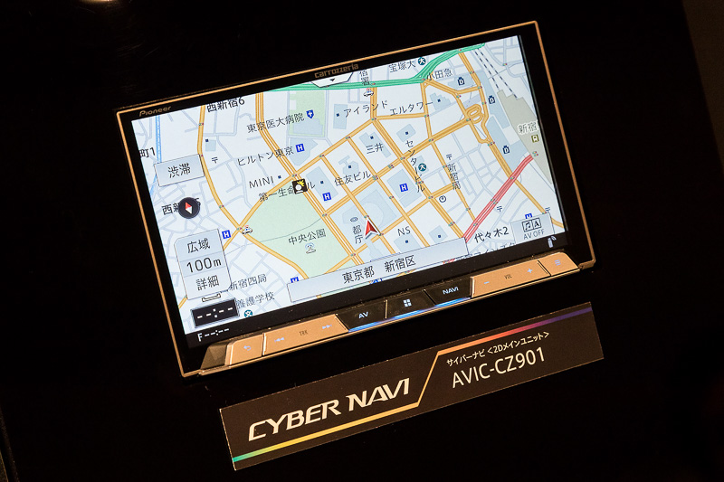 クアッドコアSoCを搭載し、さらに快適な操作性を手に入れた2017年型の「サイバーナビ」。写真は、2DINタイプ7型の「AVIC-CZ901」