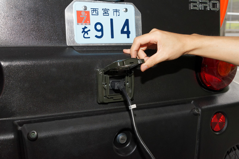 車体にリチウムイオンバッテリーを内蔵。充電は家庭用の100V電源から行なえる