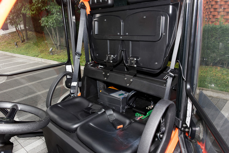 車内のシートを動かすと現れる専用充電器。取り外しも可能