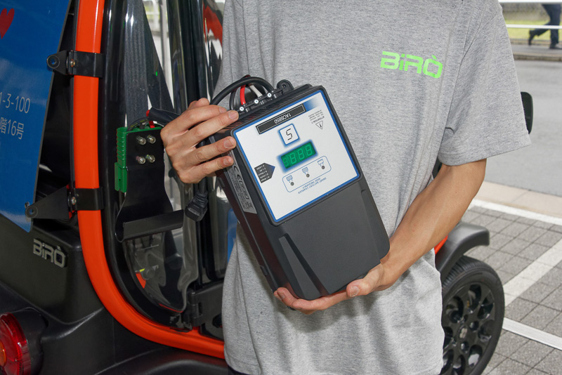 車内のシートを動かすと現れる専用充電器。取り外しも可能